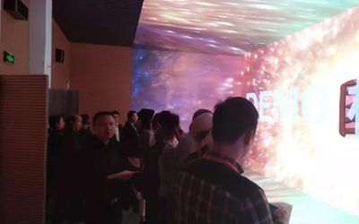 各領(lǐng)導(dǎo)觀看沉浸式影院景區(qū)宣傳片